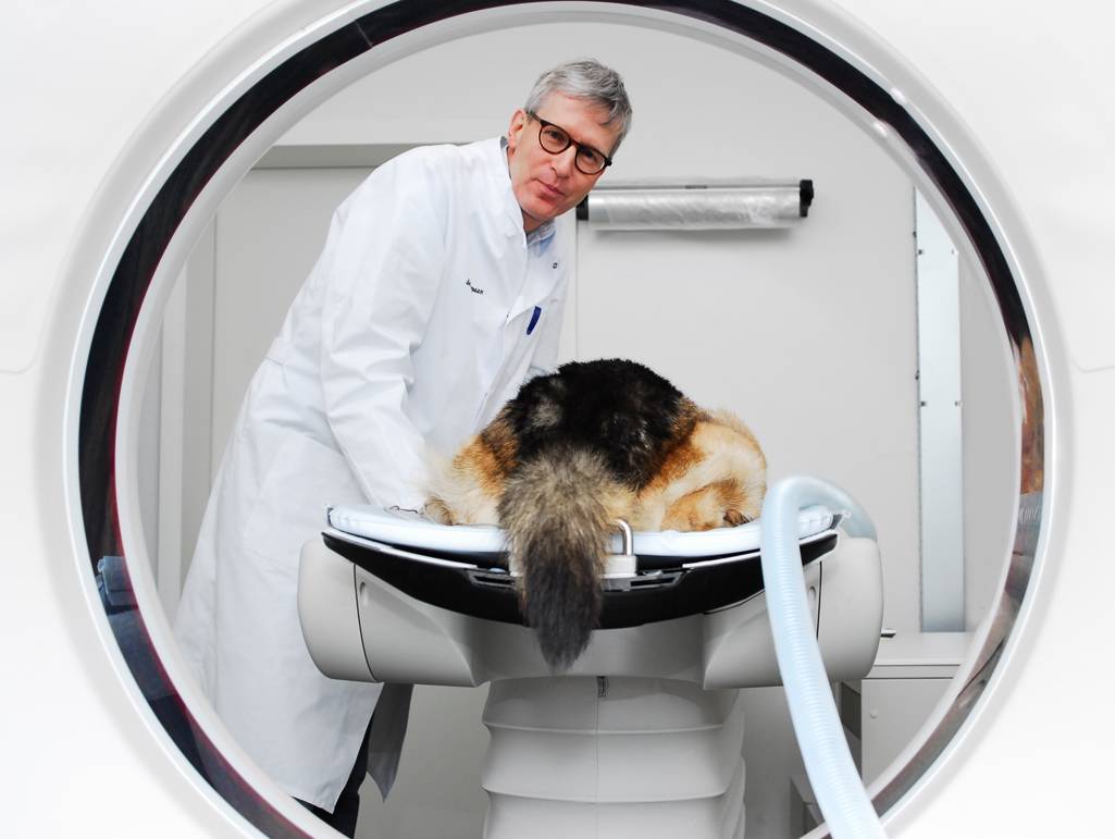 drs R.J. Gerritsen bij de CT-scan